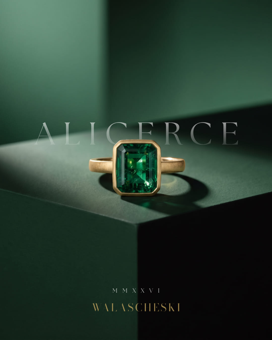 Anel solitário em ouro amarelo acetinado com esmeralda de talhe esmeralda em engaste bezel, de frente
