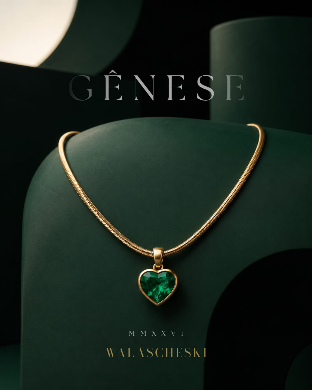 Colar com pingente de esmeralda em talhe coração, engaste bezel em ouro amarelo e corrente snake