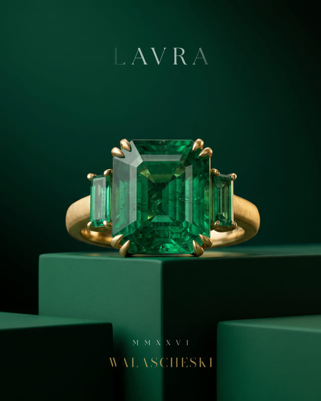 Anel trilogia em ouro amarelo com esmeralda central talhe esmeralda e duas laterais retangulares