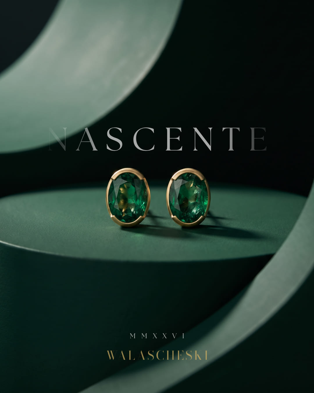 Par de brincos botão em ouro amarelo com esmeraldas ovais facetadas em bezel segmentado, de frente