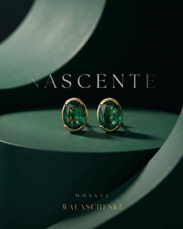 Par de brincos botão em ouro amarelo com esmeraldas ovais facetadas em bezel segmentado, de frente