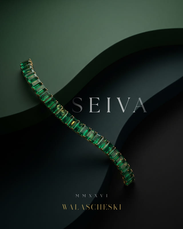 Pulseira rivière articulada com esmeraldas retangulares em talhe degrau, engastadas em garras de ouro amarelo